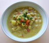 食器に盛りつけられた、大豆の豆乳カレースープの写真