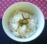 食器に盛りつけられた、梅ごはんの写真