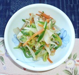 食器に盛りつけられた、ごぼうサラダの写真