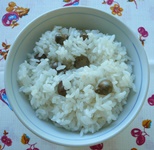 食器に盛りつけられた、むかごご飯の写真