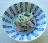 食器に盛りつけられた、大根とほうれん草の梅肉和えの写真