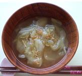 食器に盛りつけられた、キャベツと干しえびのスープの写真