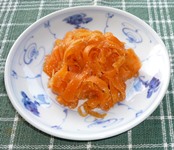 食器に盛りつけられた、にんじんのごま酢和えの写真
