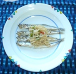 食器に盛りつけられた、ししゃものピリ辛煮の写真