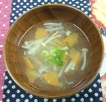 食器に盛りつけられた、しょうが風味のみぞれ汁の写真