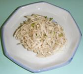 食器に盛りつけられた、かぶの酢みそ和えの写真
