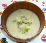 食器に盛りつけられた、おから汁の写真