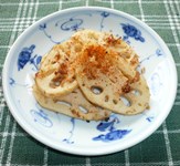 食器に盛りつけられた、れんこんのおかか煮の写真