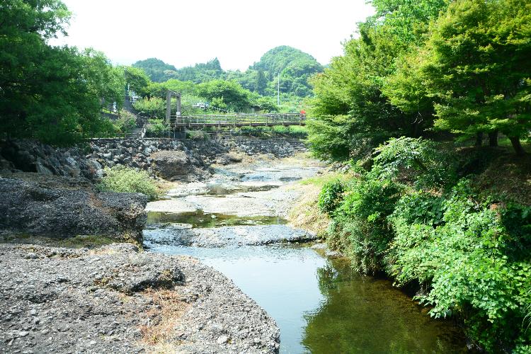 断層公園川の流れ