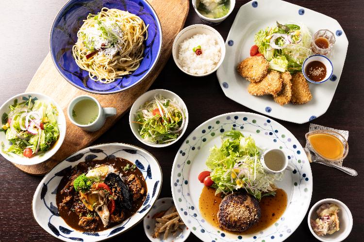 砥部焼に盛られたZoo's Kitchenの料理
