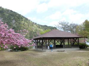 銚子ダム公園内に設置されているしっかりとした造りのあずま屋の写真