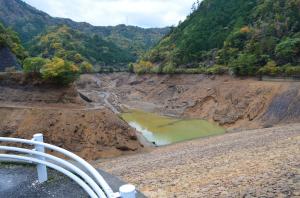 水位が下がりダムの中の土などが顔を覗かせている銚子ダムの写真