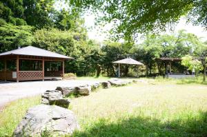 長曽池公園キャンプ場内での、木組のあずま屋の様子を写した写真