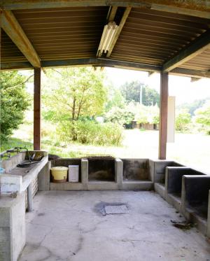 長曽池公園キャンプ場内の、木組屋根の共同洗場を写した写真