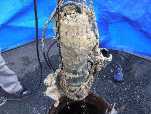 油がこびりついたマンホールポンプ