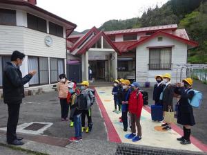 センターから登校する留学児童の写真