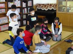 職員の説明を注意深く聞く留学児童の写真