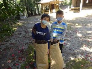 林で焚き付けを集める留学児童の写真