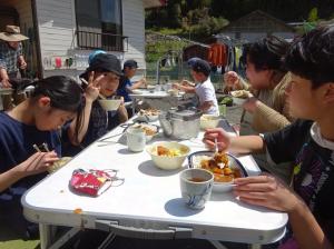 自分たちで作ったお昼ご飯に満足げな留学児童の写真