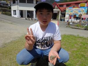 カエルを捕まえた留学児童の写真