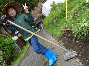 畑の準備を終えて満足げな留学児童の写真