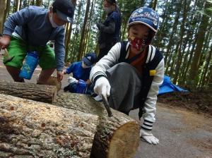 手慣れた手つきで作業する留学児童の写真