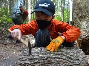 休まずに熱心に作業をする留学児童の写真