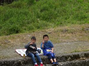 センターに戻りお弁当を食べる留学児童の写真
