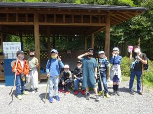 キャンプ場に到着し記念撮影する留学児童の写真