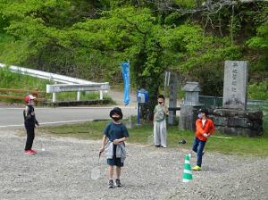 到着後すぐにバドミントンで遊び始める留学児童の写真