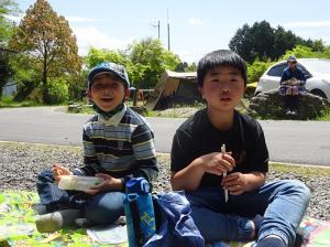 正午のチャイムでお弁当を広げる留学児童の写真