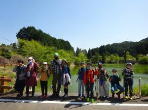 池の前で記念写真を撮る留学児童の写真