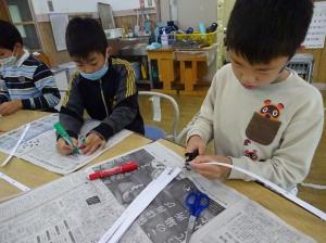部品に色を塗る留学児童の写真
