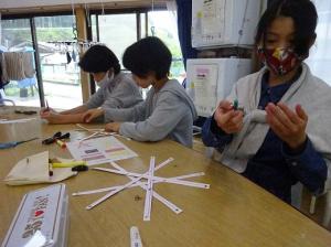 部品を組み立てる留学児童の写真