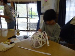児童たちの手によってドームの形になっていく模型の写真