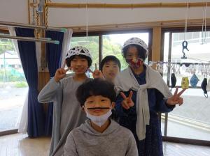 完成したドームを被って記念撮影する留学児童の写真