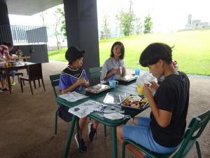 伊方町の道の駅はなはなでお弁当を食べる留学児童の写真
