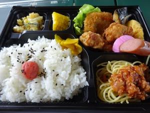 ボリュームのある地元でお願いしたお弁当の写真