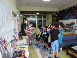 町見郷土館の学芸員の話を聴く留学児童の写真