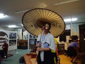 唐傘でポーズする留学女子の写真
