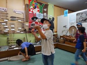 お手玉遊びに熱中する留学児童の写真