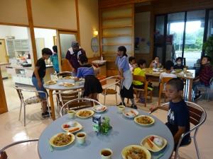 夕食を楽しむ留学児童の写真