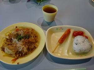 夕食のメニューの焼きそばとおにぎりの写真