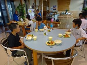 朝食会場に集合する留学児童の写真