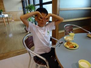 朝食前から元気満点の留学児童の写真