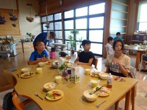 朝食もしっかり食べる留学児童の写真