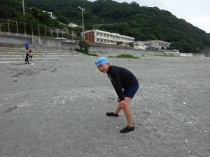 入念に準備運動する留学男子の写真