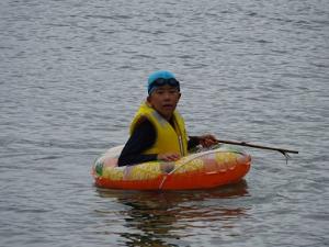 浮き輪遊びをする留学男子の写真