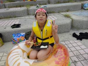 お弁当に満足する留学児童の写真