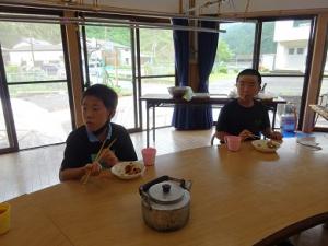 たこ焼きを頬張る留学児童の写真